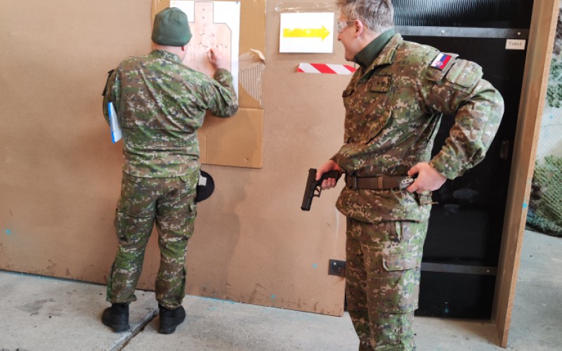 Personálny úrad cvičil dynamickú streľbu