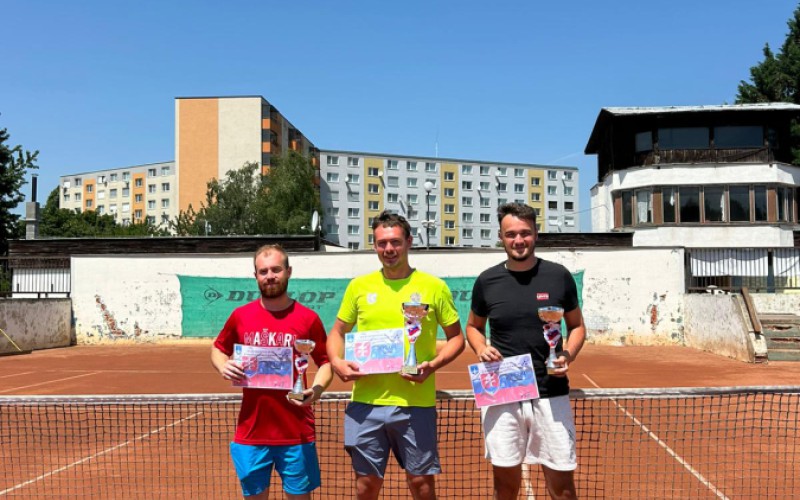 VÍŤAZSTVO KADETA  AOS NA MAJSTROVSTVÁCH OS SR V TENISE