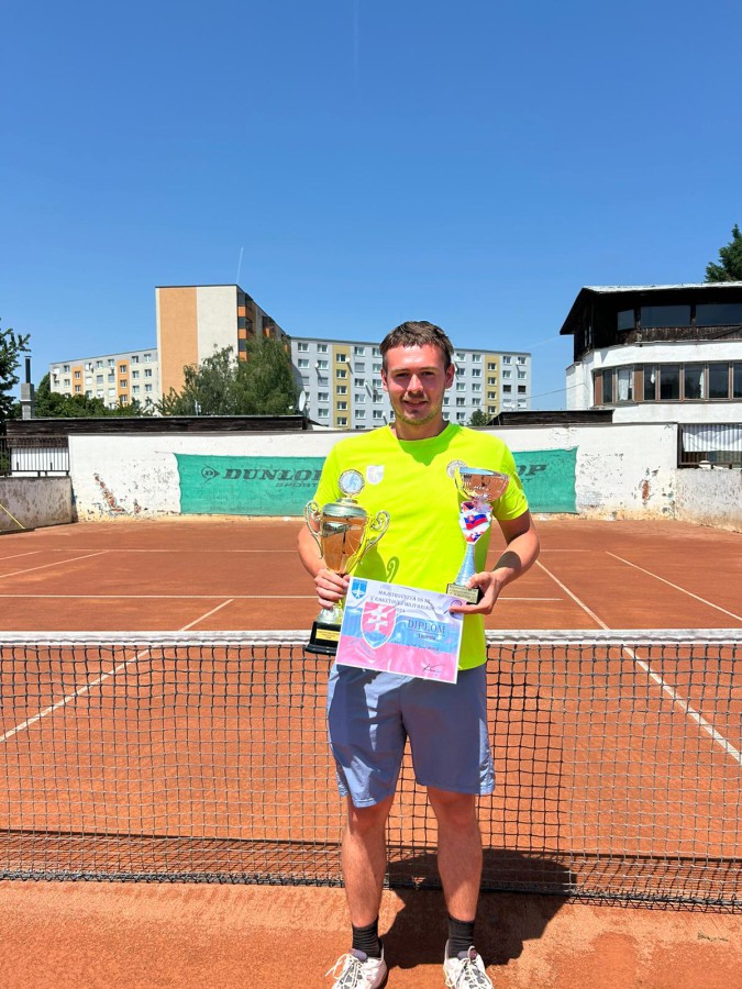 VÍŤAZSTVO KADETA  AOS NA MAJSTROVSTVÁCH OS SR V TENISE