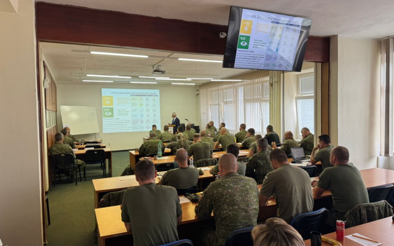Slovenský diplomat a akademik Urban Rusnák prednášal v 22. vyššom veliteľsko-štábnom kurze