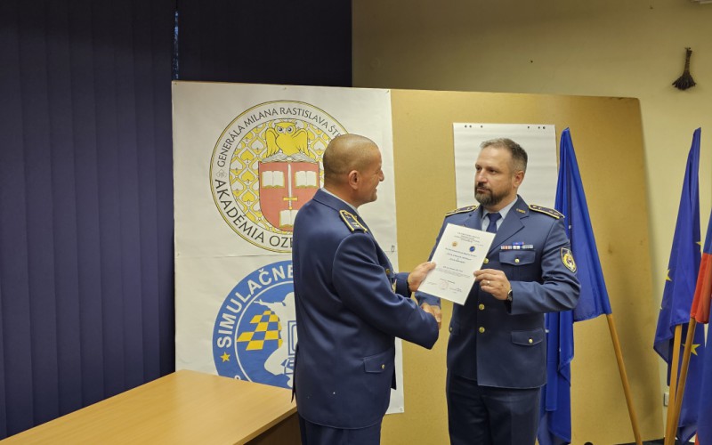 Inštruktori a hodnotitelia riadenia letovej prevádzky v Simulačnom centre AOS