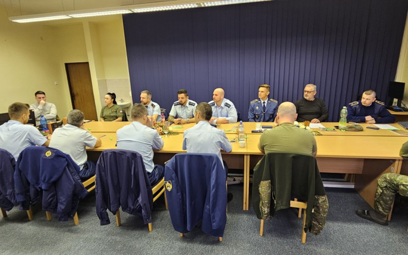 Inštruktori a hodnotitelia riadenia letovej prevádzky v Simulačnom centre AOS