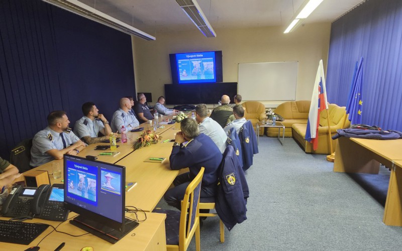 Inštruktori a hodnotitelia riadenia letovej prevádzky v Simulačnom centre AOS