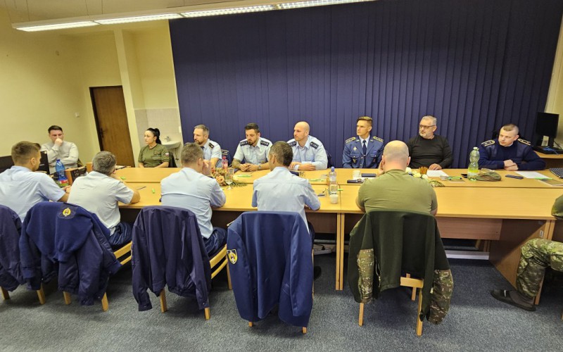 Inštruktori a hodnotitelia riadenia letovej prevádzky v Simulačnom centre AOS