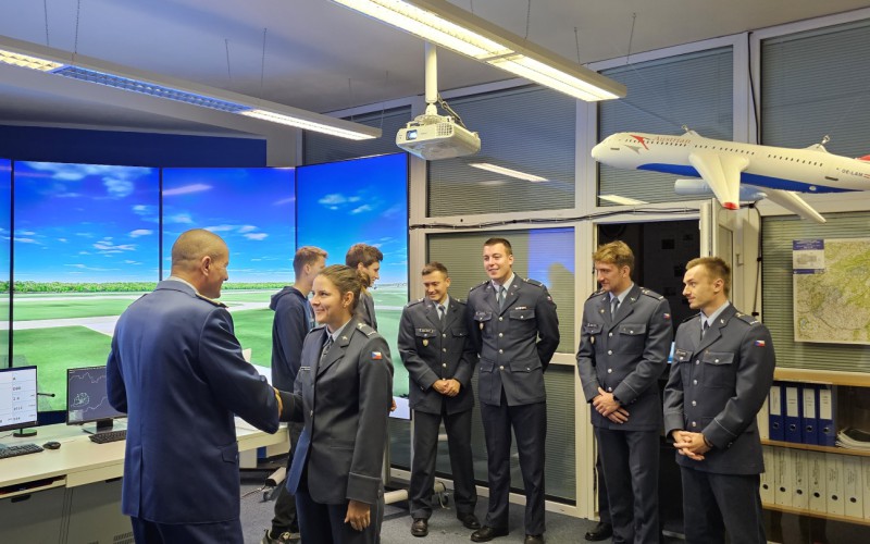 Príslušníci AČR na kurze riadenia letovej prevádzky