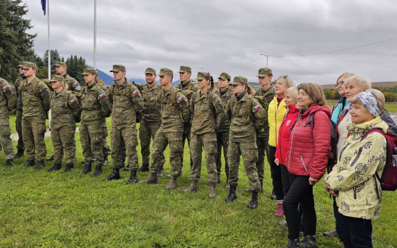 Prvý ročník pochodu na počesť M. R. Štefánika spojil dve pamätné miesta