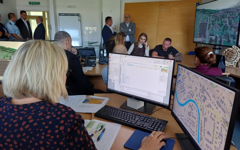 Simulované vykoľajenie vlaku preverilo pripravenosť na chemickú haváriu v Liptovskom Mikuláši