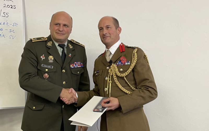 Britský vojenský pridelenec opäť na pôde AOS