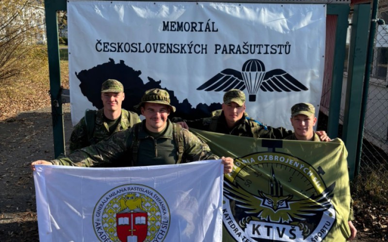 Kadeti na memoriáli československých parašutistov