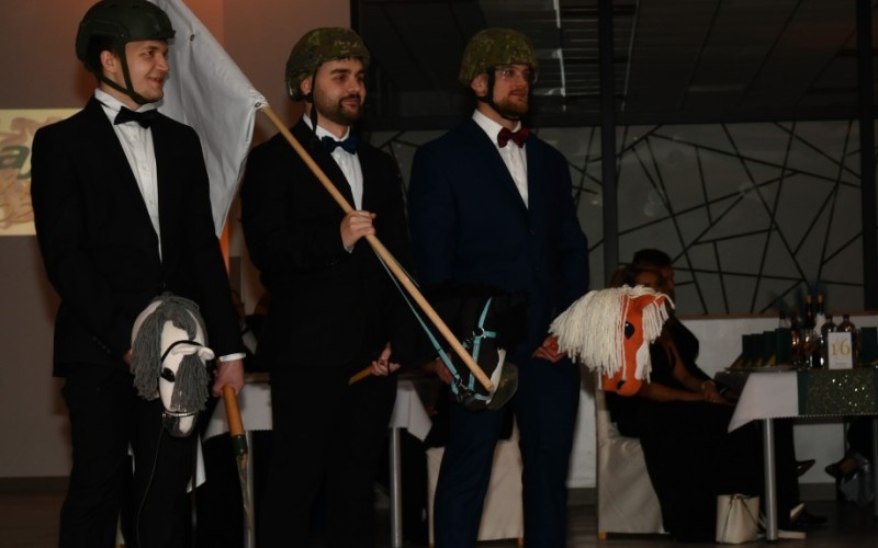 Benefičný ples AOS spojil zábavu s pomocou druhým