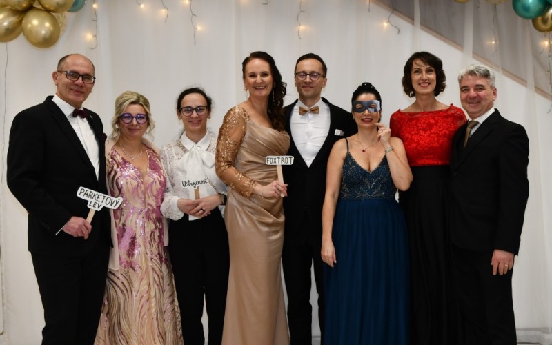 Benefičný ples AOS spojil zábavu s pomocou druhým