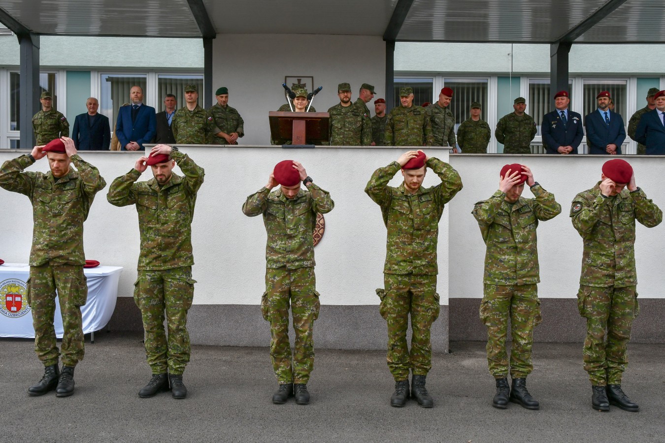 Nástup školských jednotiek pri príležitosti odovzdania bordových baretiek kadetom odbornosti I-10