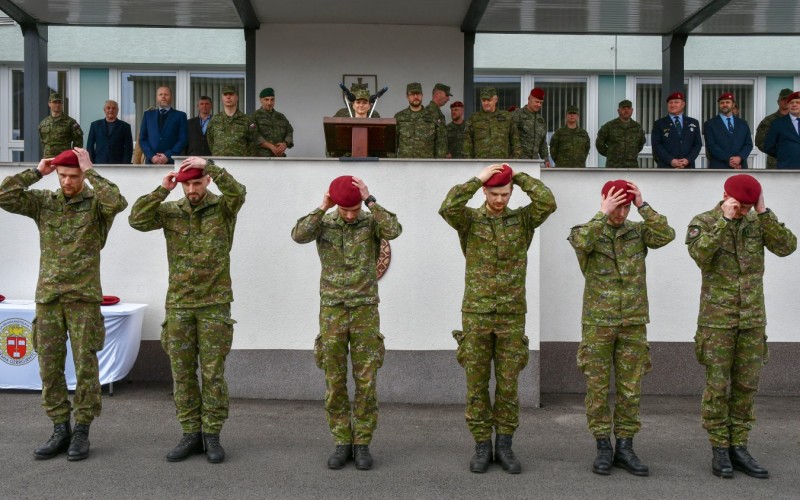 Nástup školských jednotiek pri príležitosti odovzdania bordových baretiek kadetom odbornosti I-10