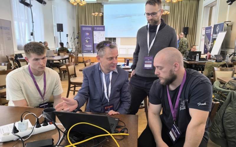 Študenti KtE na EUDIS Defence Hackathon