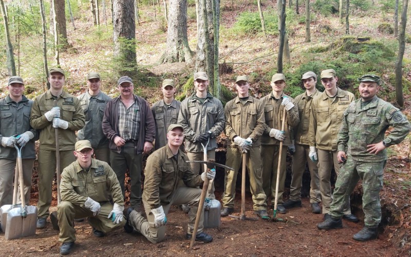 Prváci pomáhali s opravou  zásobovacieho bunkra