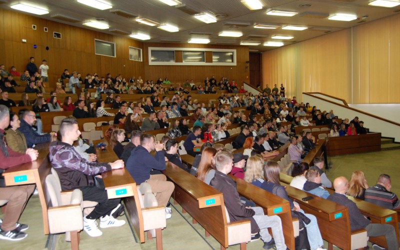 Aula plná záujemcov o štúdium na AOS