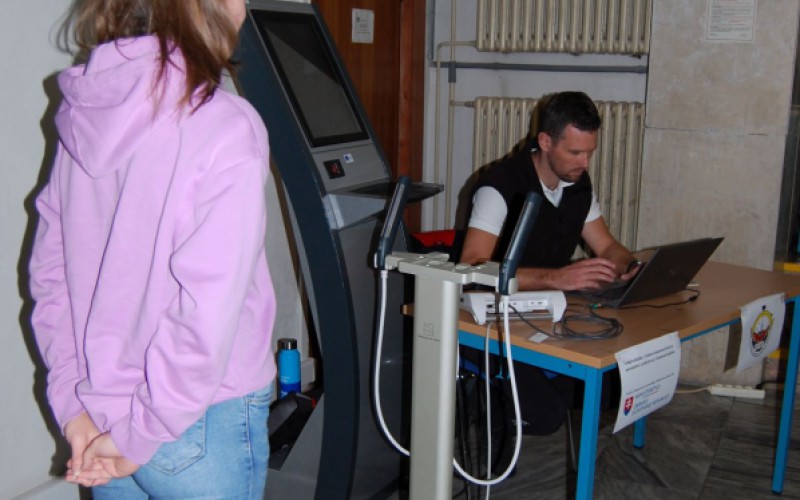 Aula plná záujemcov o štúdium na AOS