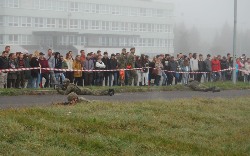 Aula plná záujemcov o štúdium na AOS