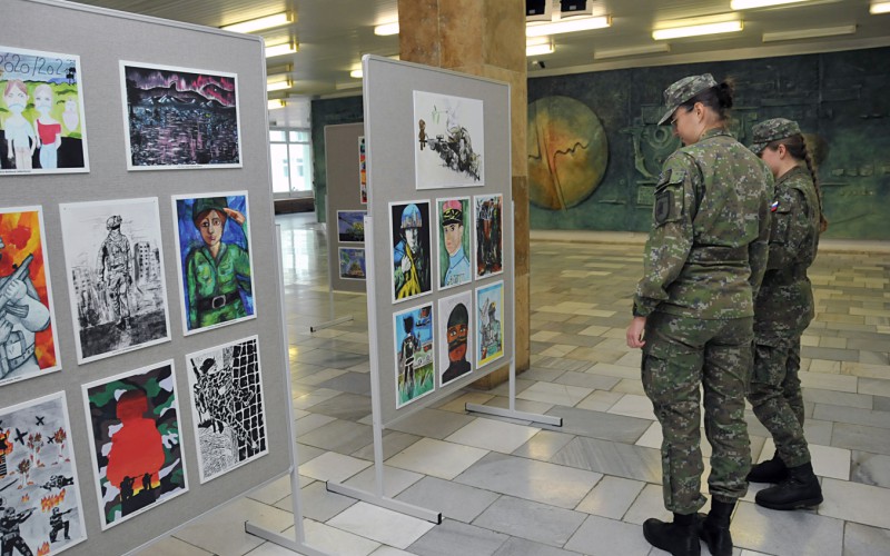 Výstava „Vojaci očami detí“ v priestoroch akadémie