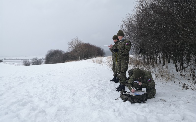 Výcvik prvákov vo vojenskej topografii