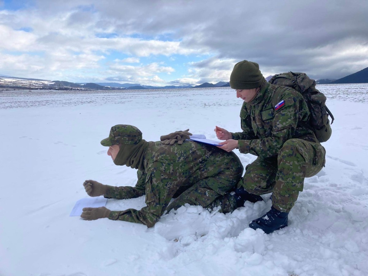 Výcvik prvákov vo vojenskej topografii