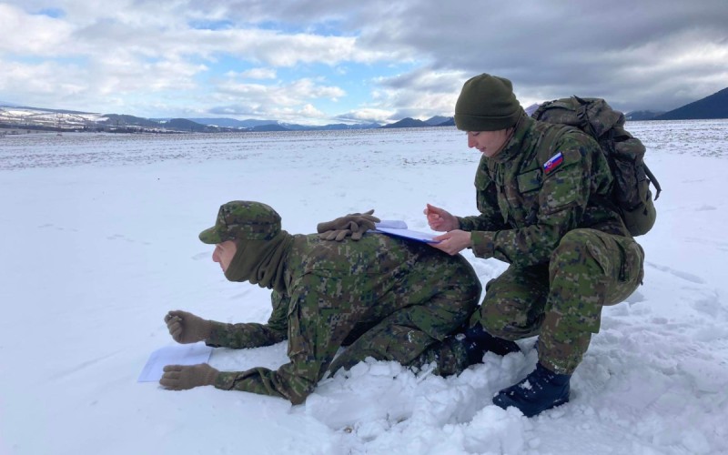 Výcvik prvákov vo vojenskej topografii