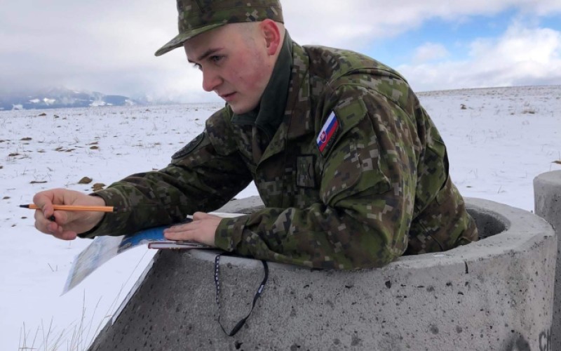 Výcvik prvákov vo vojenskej topografii