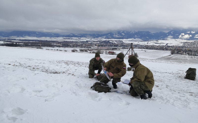 Výcvik prvákov vo vojenskej topografii
