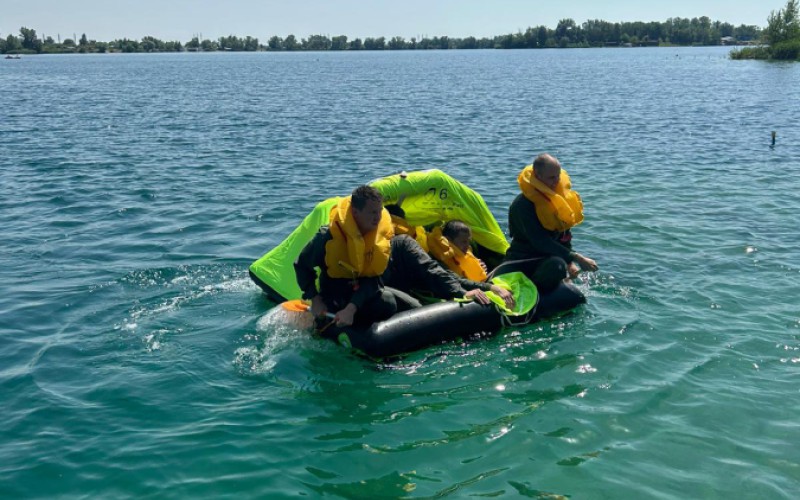 NÚDZOVÉ OPUSTENIE LETECKEJ TECHNIKY PRI PÁDE NA VODNÚ HLADINU