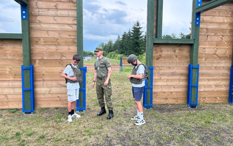 Gymnazistom z Prievidze sme predstavili AOS i prácu vojakov