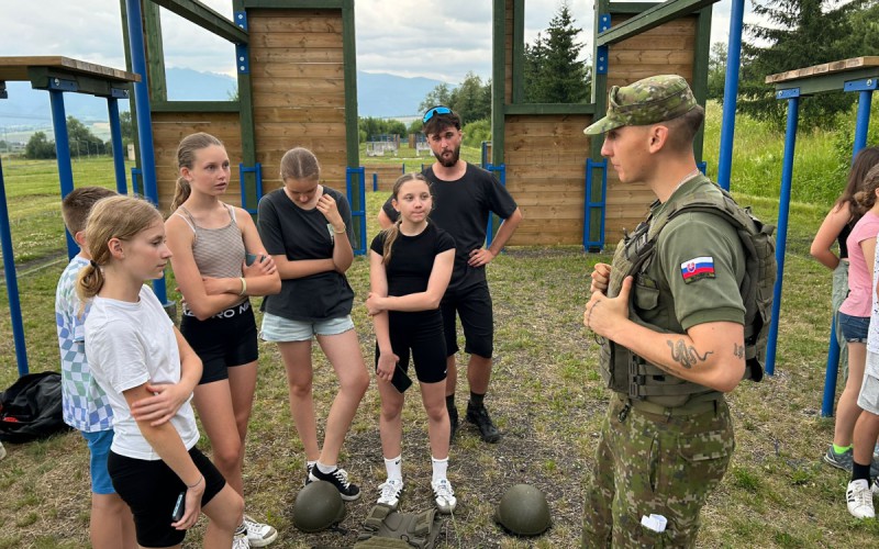 Gymnazistom z Prievidze sme predstavili AOS i prácu vojakov