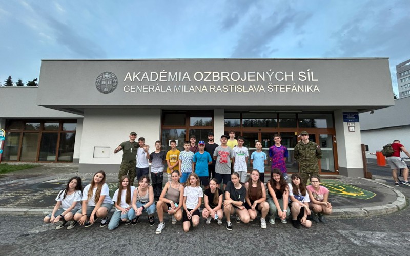 Gymnazistom z Prievidze sme predstavili AOS i prácu vojakov