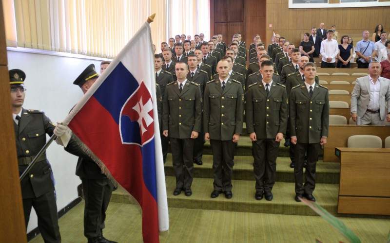 Bakalári si prevzali diplomy o ukončení štúdia