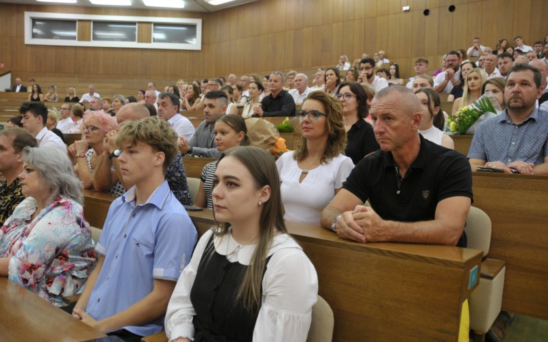 Bakalári si prevzali diplomy o ukončení štúdia