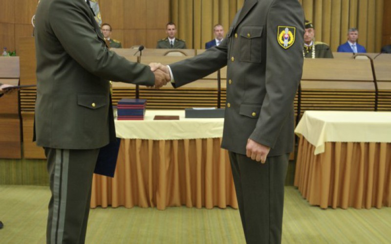 Bakalári si prevzali diplomy o ukončení štúdia