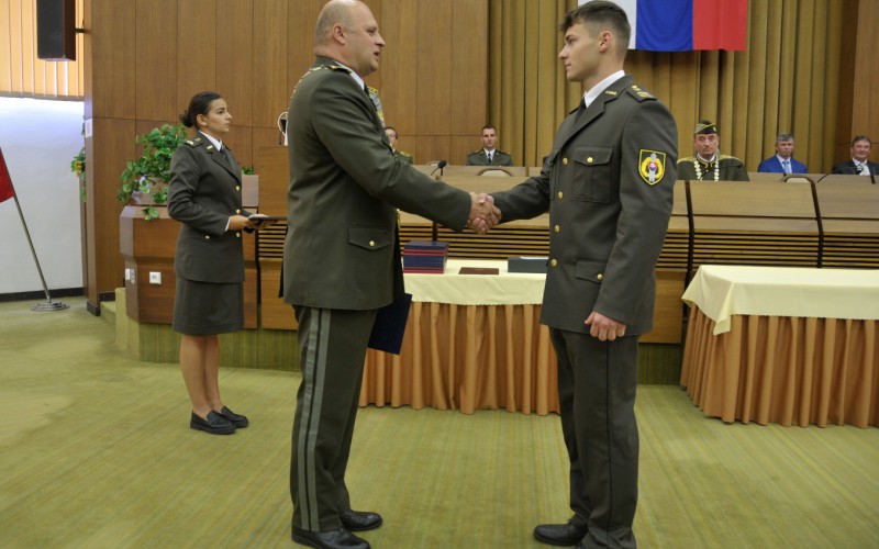 Bakalári si prevzali diplomy o ukončení štúdia