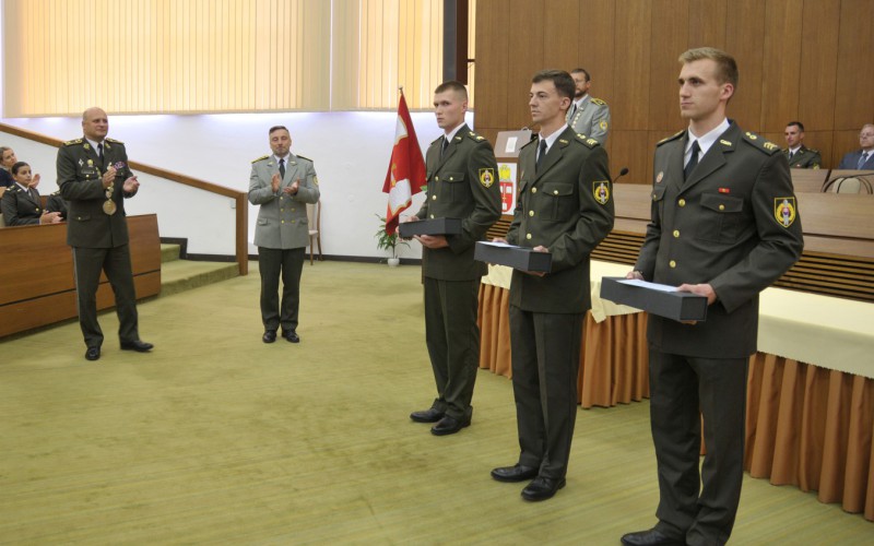 Bakalári si prevzali diplomy o ukončení štúdia
