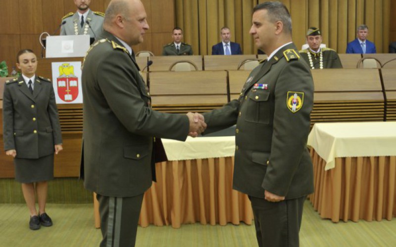 Bakalári si prevzali diplomy o ukončení štúdia