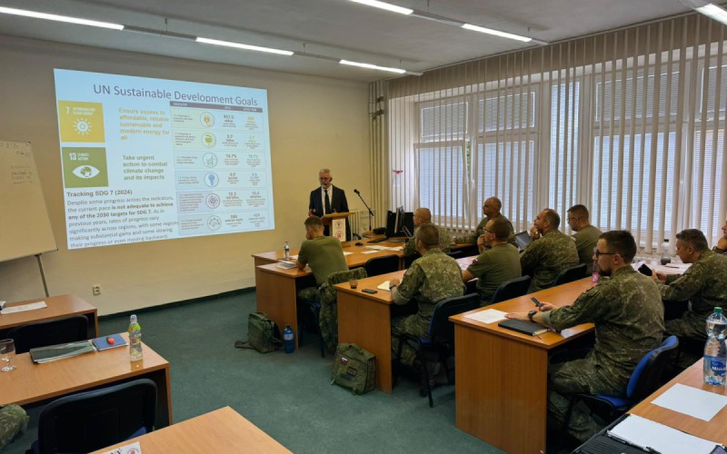 Slovenský diplomat a akademik Urban Rusnák prednášal v 22. vyššom veliteľsko-štábnom kurze