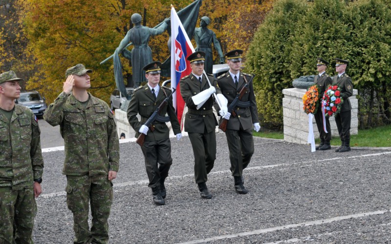 Pietna spomienka na vojenskom cintoríne v Liptovskom Mikuláši