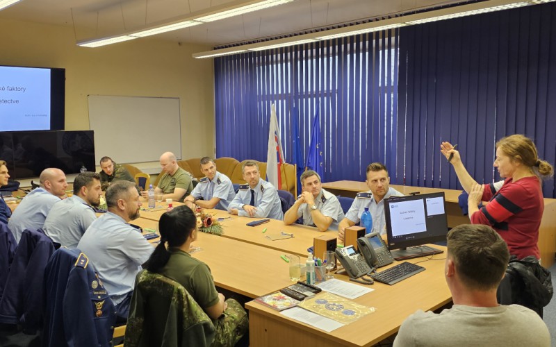 Inštruktori a hodnotitelia riadenia letovej prevádzky v Simulačnom centre AOS