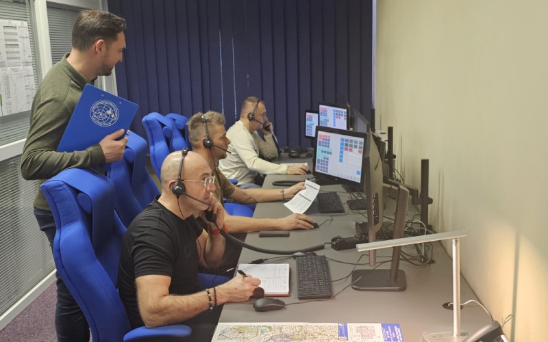 Inštruktori a hodnotitelia riadenia letovej prevádzky v Simulačnom centre AOS