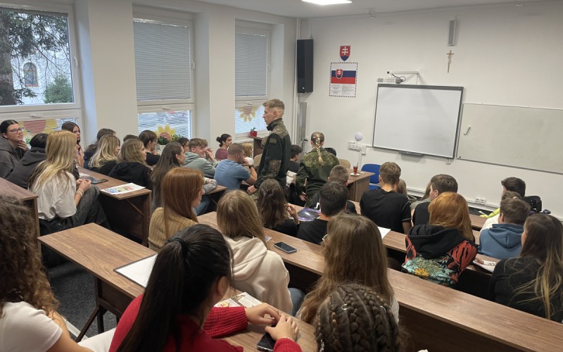 Aktívne prezentujeme možnosti štúdia a oslovujeme stredoškolákov po celom Slovensku