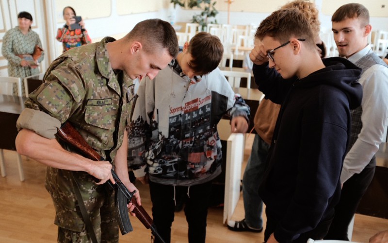 Aktívne prezentujeme možnosti štúdia a oslovujeme stredoškolákov po celom Slovensku