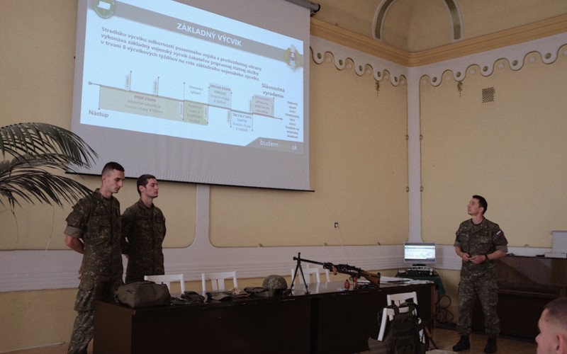 Aktívne prezentujeme možnosti štúdia a oslovujeme stredoškolákov po celom Slovensku