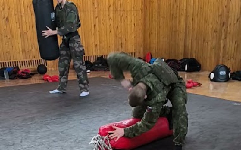 BOJ ZBLÍZKA NA AKADÉMII