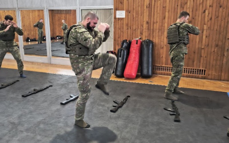 BOJ ZBLÍZKA NA AKADÉMII