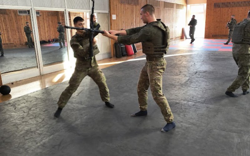 BOJ ZBLÍZKA NA AKADÉMII