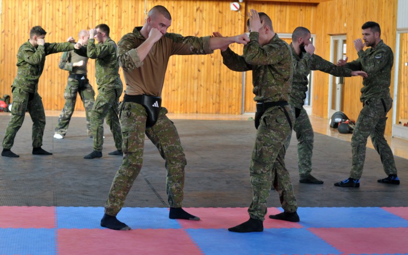 BOJ ZBLÍZKA NA AKADÉMII