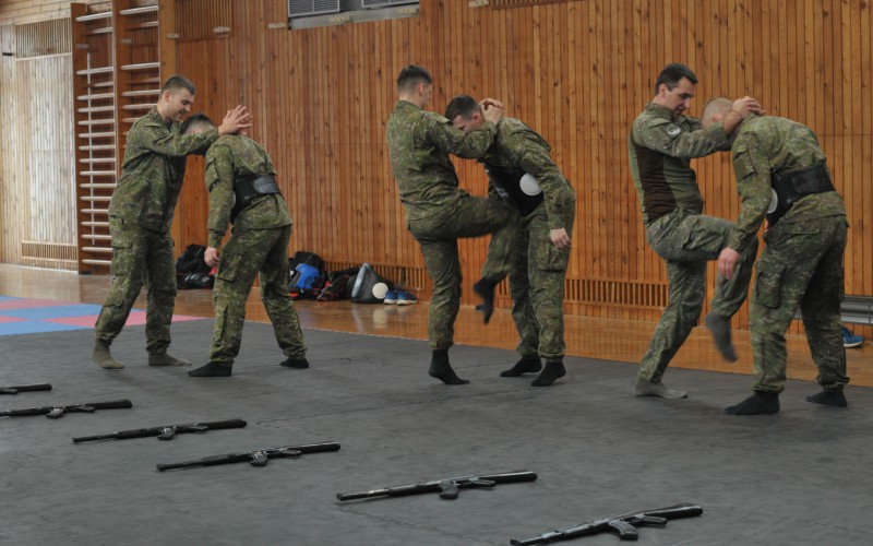 BOJ ZBLÍZKA NA AKADÉMII